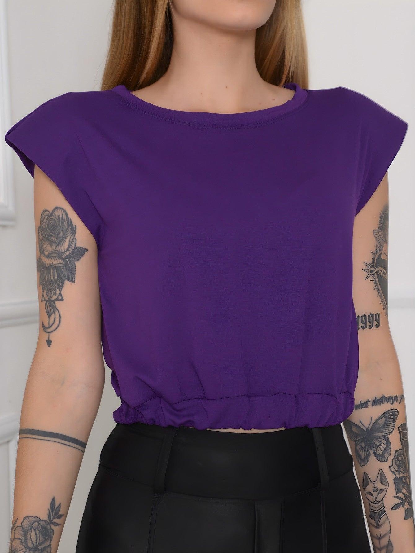Blusa feminina sem mangas com elástico na barra