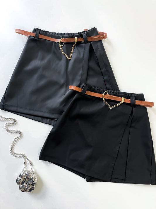 Shorts Saia Feminino em Courino com Fenda e Cinto Fino Corrente Thaiza