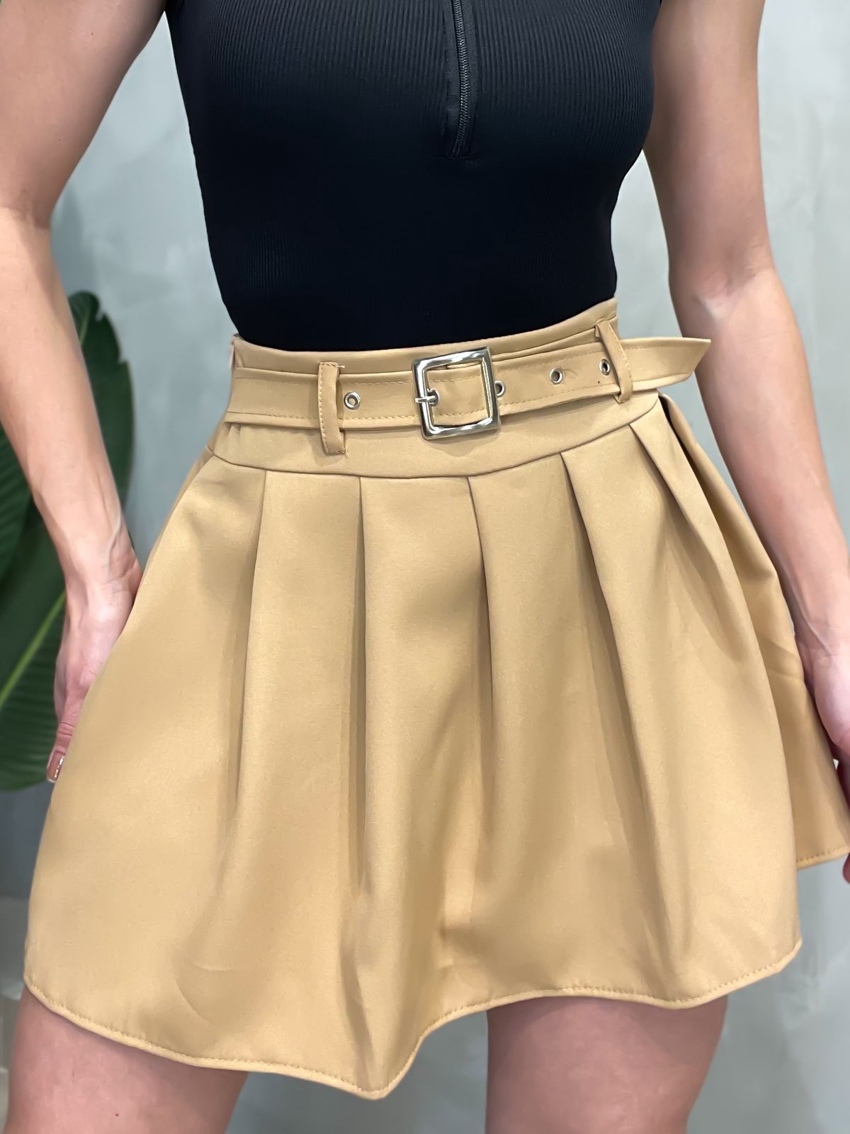 Shorts Saia em Alfaiataria Colegial com Cinto Embutido