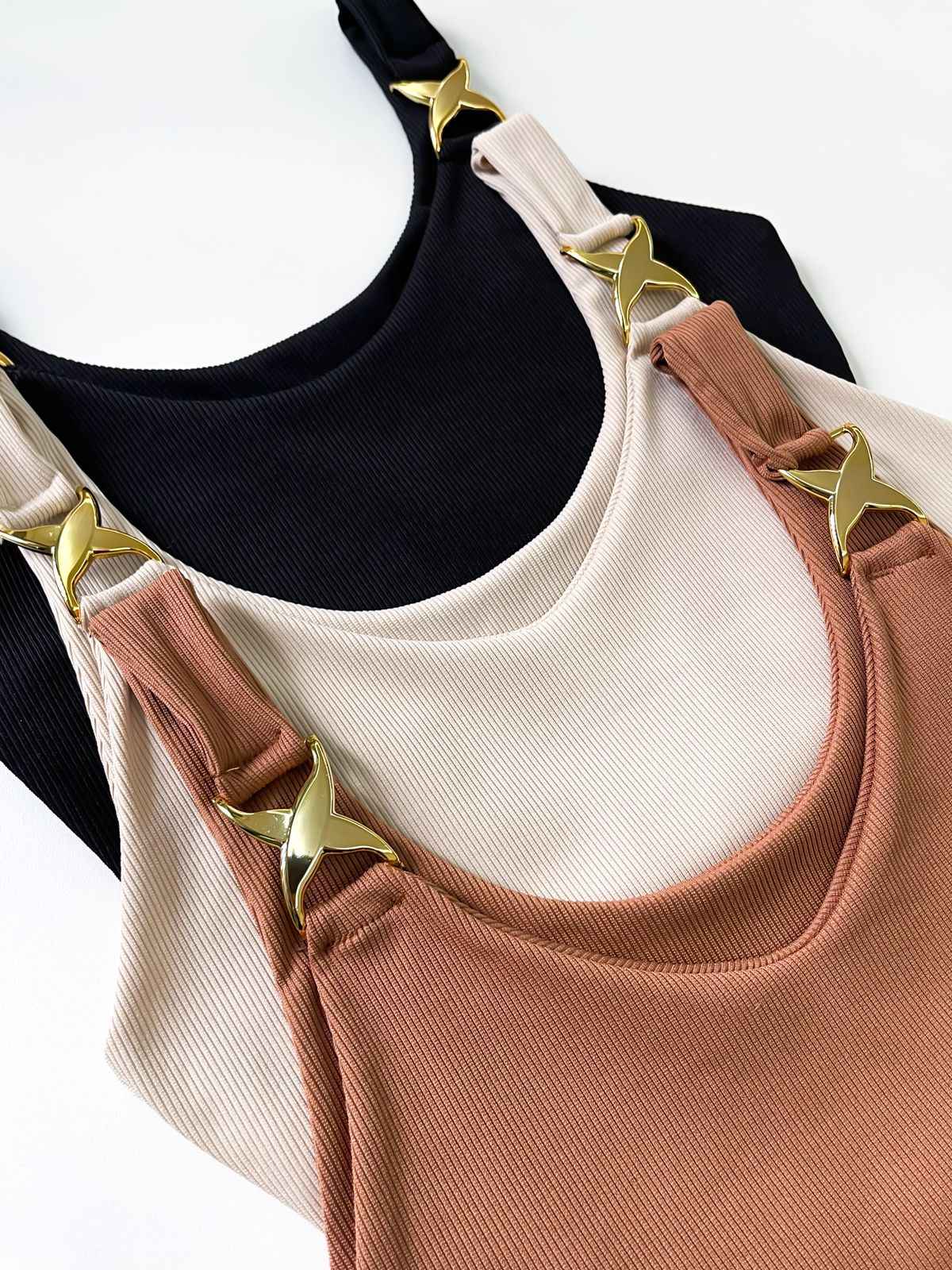 Cropped em Ribana de Alça com Fivela