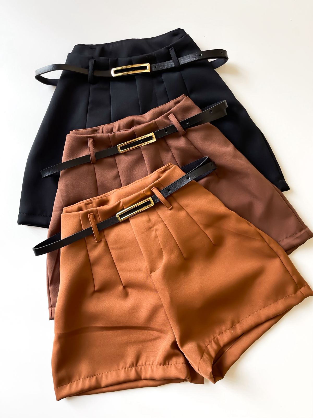 Shorts em Alfaiataria Modelo Zara com Cinto de Couro