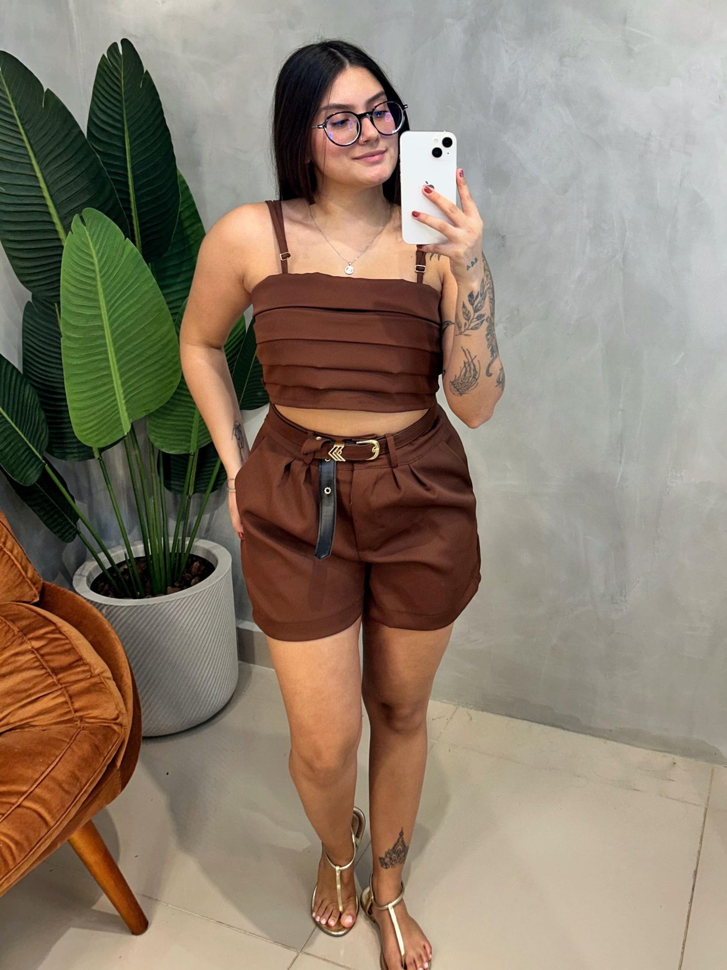 Conjunto em Alfaiataria Cropped de Alça e Shorts com Cinto