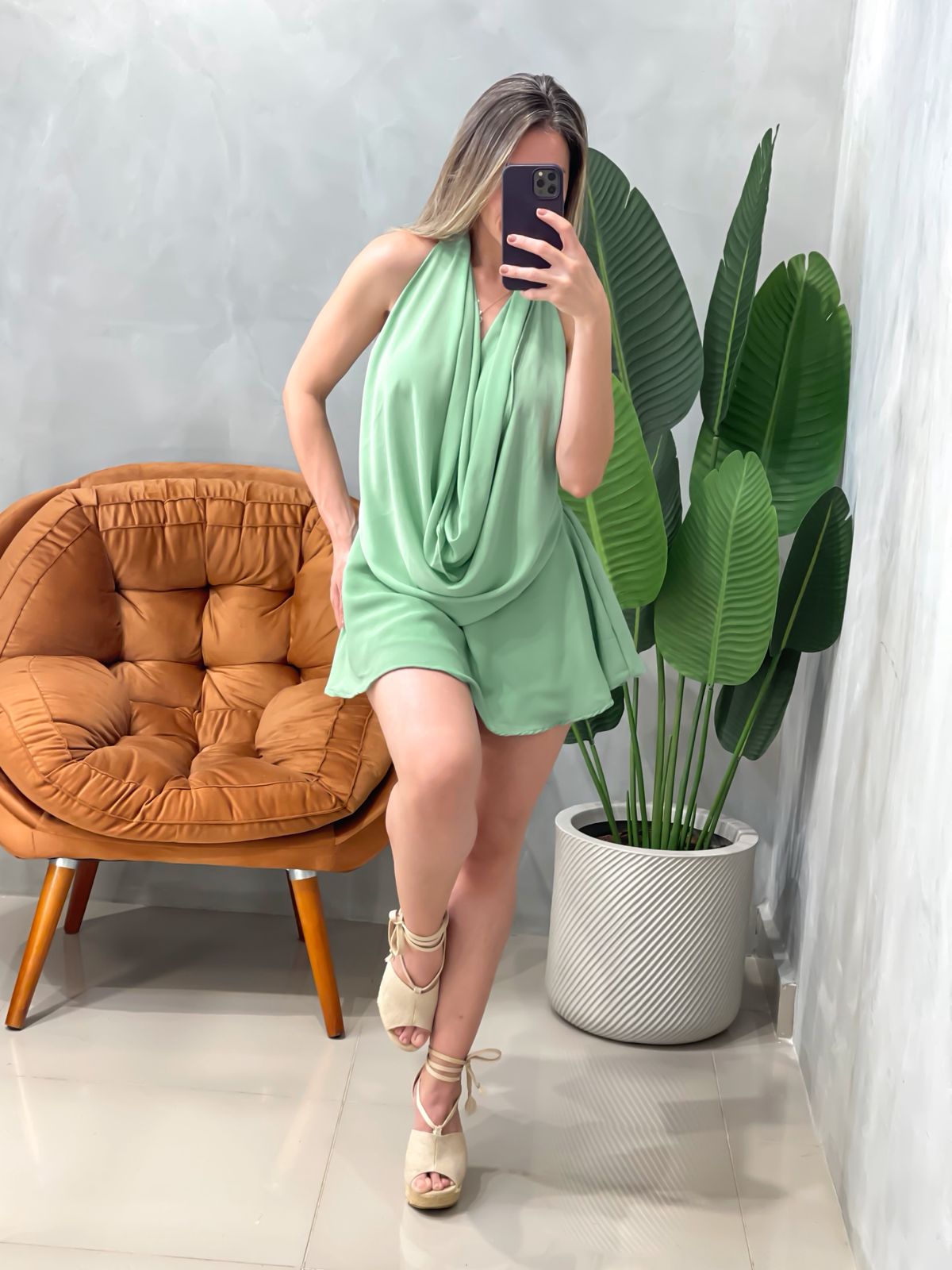 Conjunto em Crepinho Blusa Gola Boba e Shorts Saia