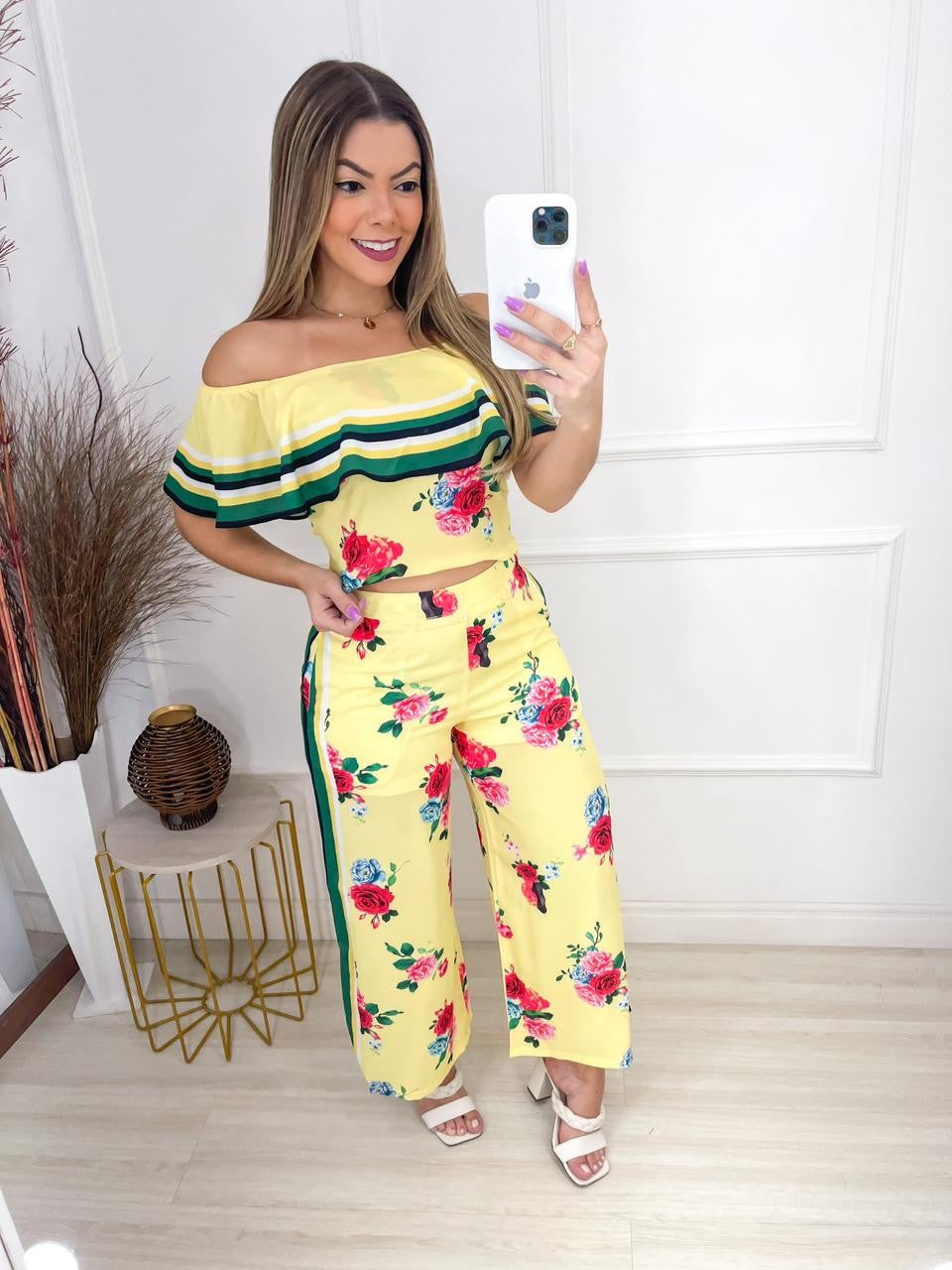 Roupas Femininas/Conjunto  / cropped e calça / estampada / flores / listra / cr