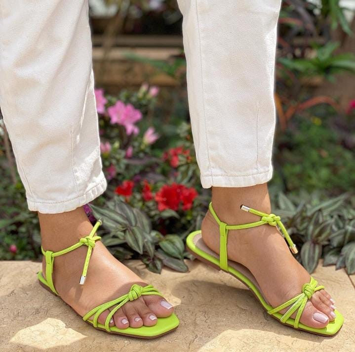 Sandalia Feminina Rasteira com tiras de amarraçao . Nó delicado,  basica e con