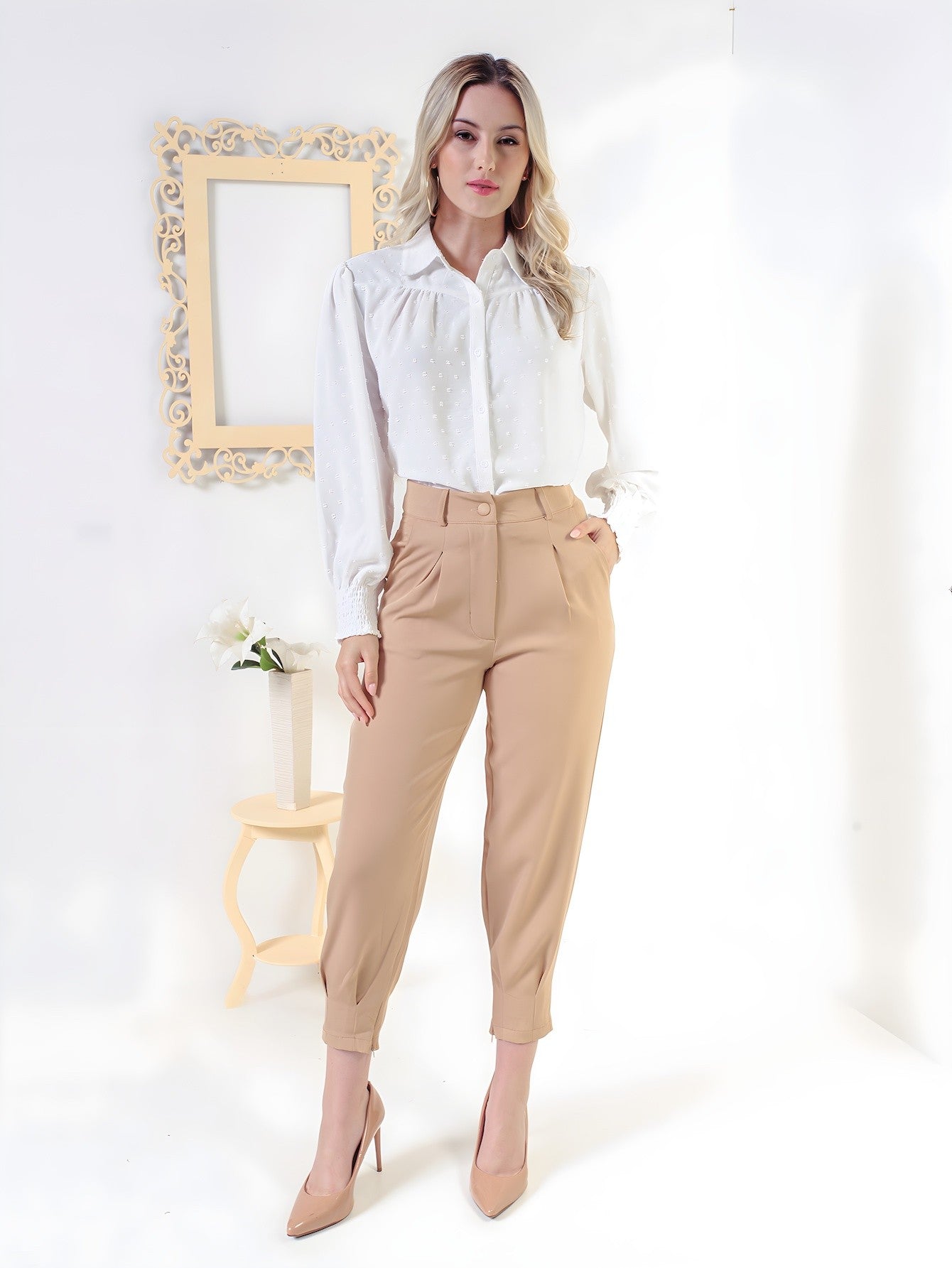 Calça feminina capri com zíper na barra