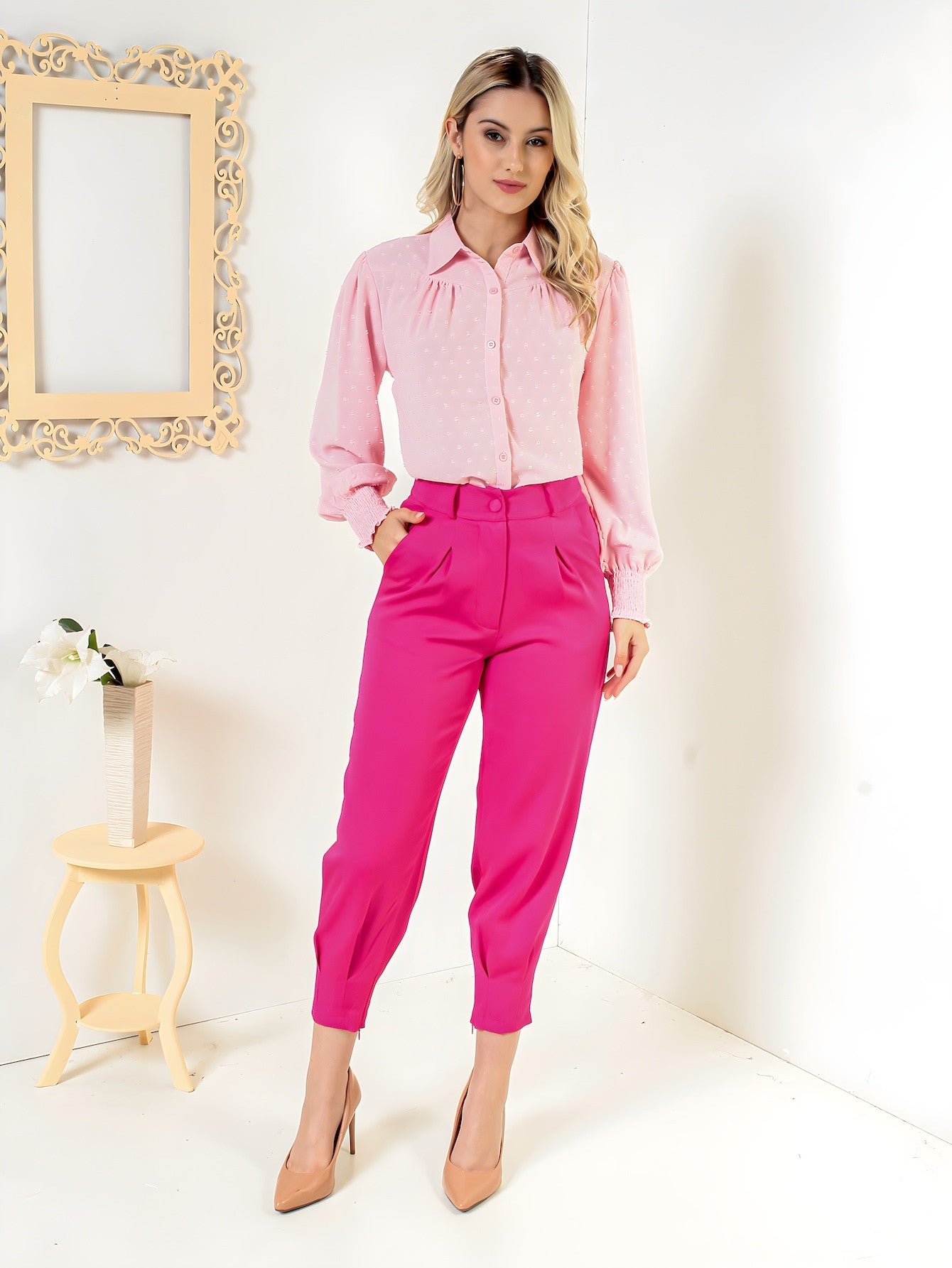 Calça feminina capri com zíper na barra