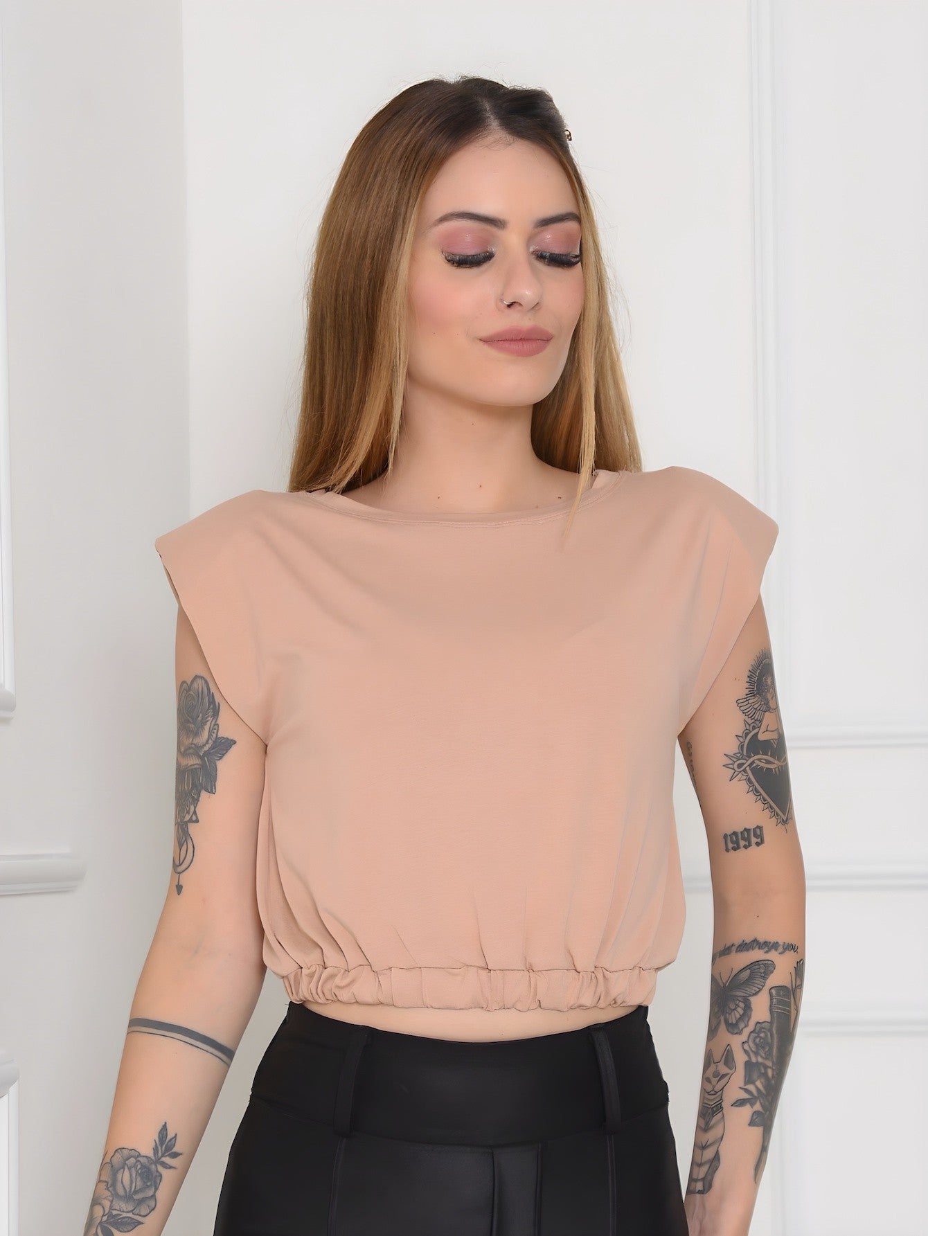 Blusa feminina sem mangas com elástico na barra