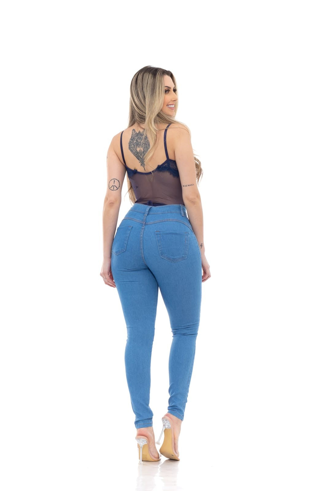 Jeans Skinny Azul Claro Délavé – Elegância e Ajuste Perfeito