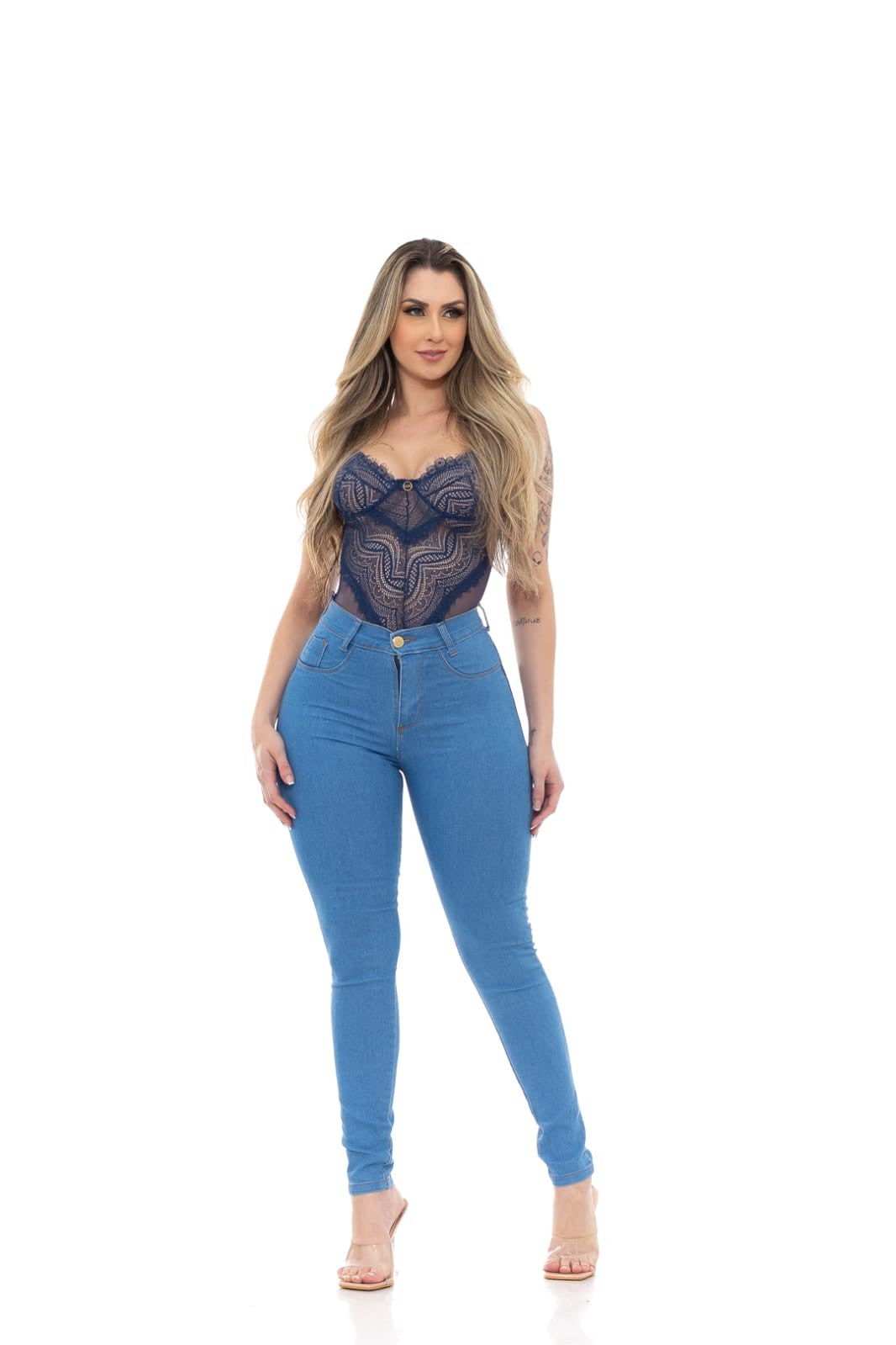 Jeans Skinny Azul Claro Délavé – Elegância e Ajuste Perfeito