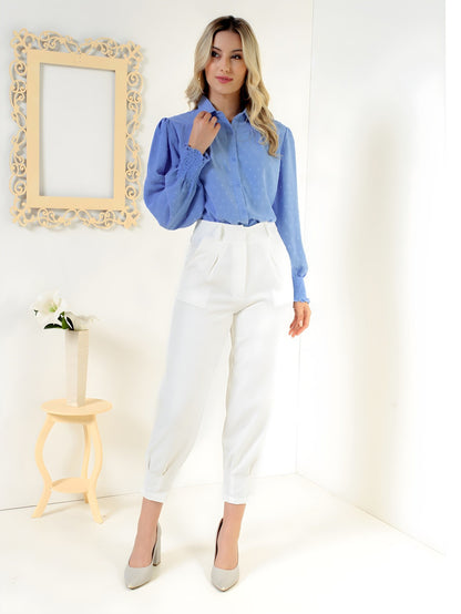 Calça feminina capri com zíper na barra