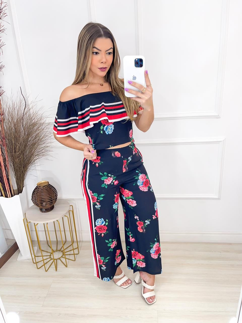 Roupas Femininas/Conjunto  / cropped e calça / estampada / flores / listra / cr
