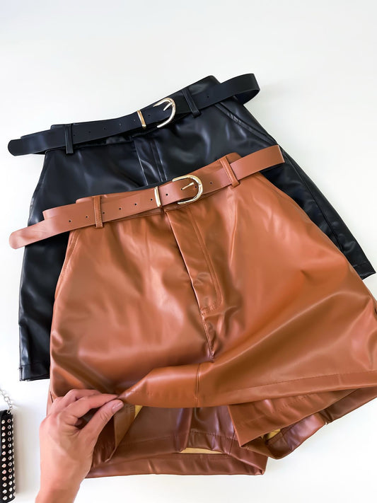 Shorts Saia Feminino em Courino Bolso Faca com Cinto Monise
