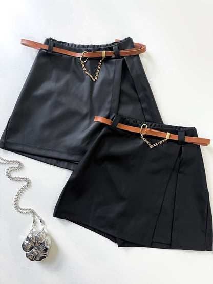 Shorts Saia Feminino em Courino com Fenda e Cinto Fino Corrente Thaiza