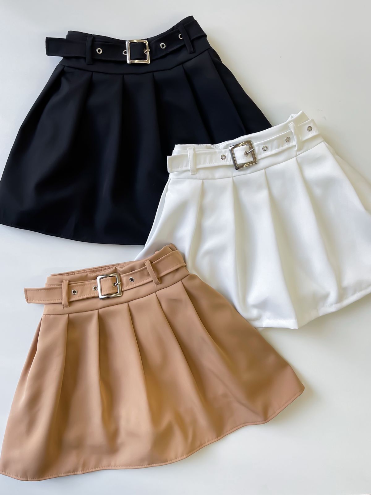 Shorts Saia em Alfaiataria Colegial com Cinto Embutido