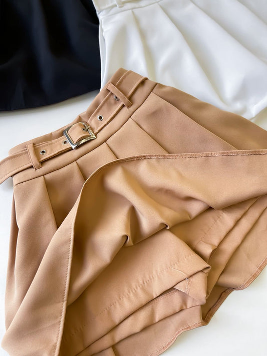 Shorts Saia em Alfaiataria Colegial com Cinto Embutido