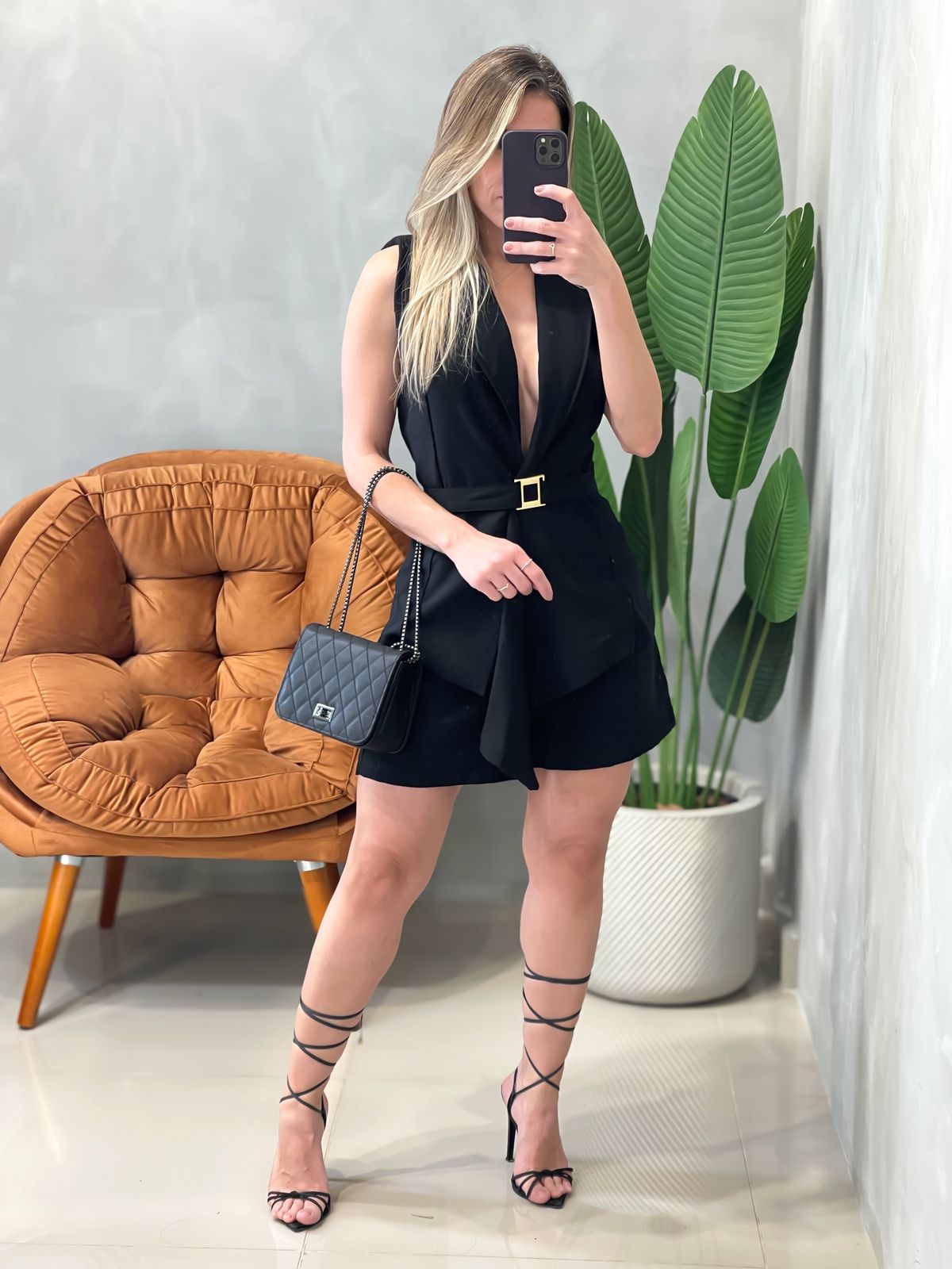 Conjunto em Alfaiataria Sensoriale Max Colete de Bico e Shorts