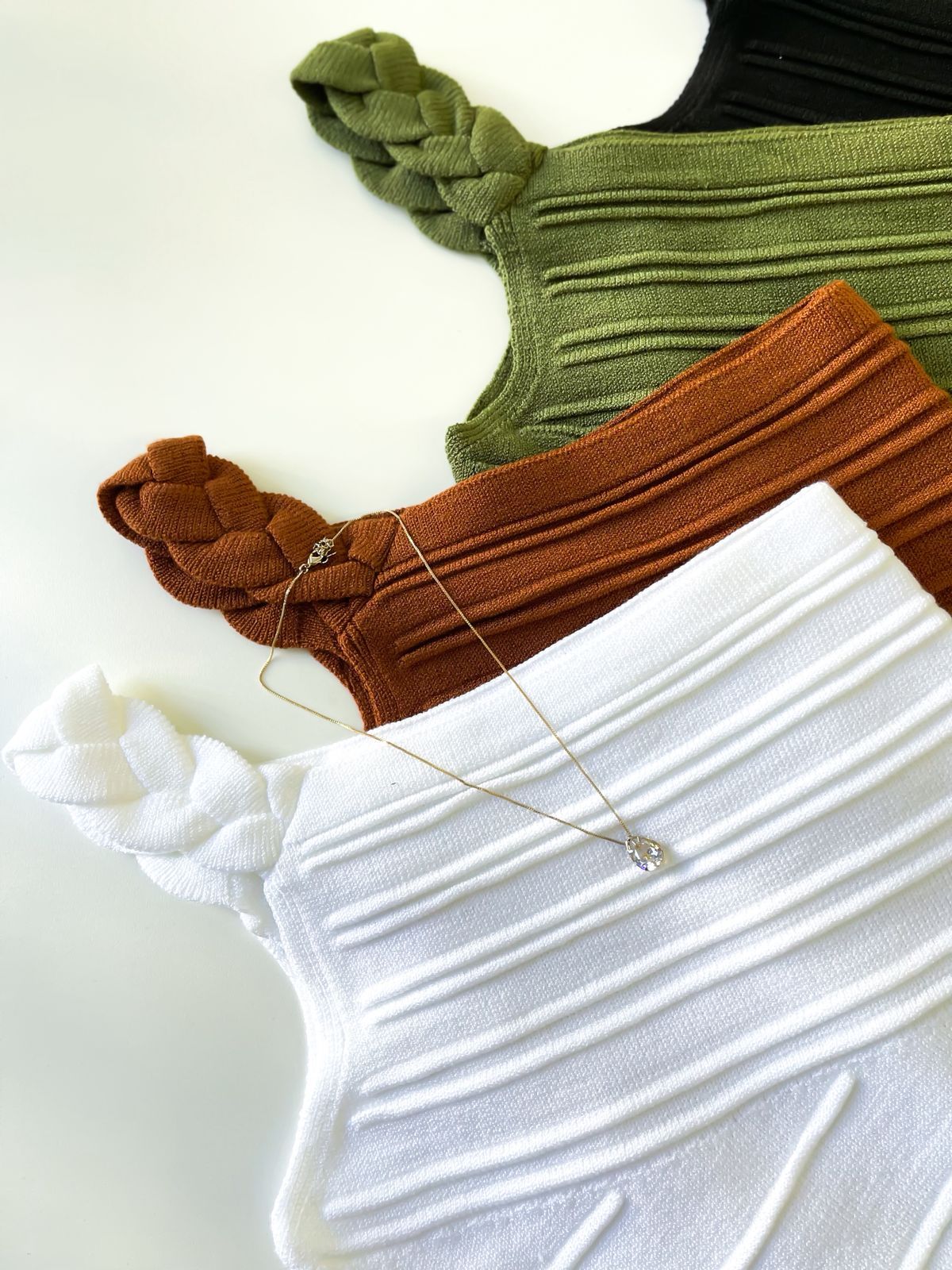 Cropped em Tricô Modal Alça Única Trançada