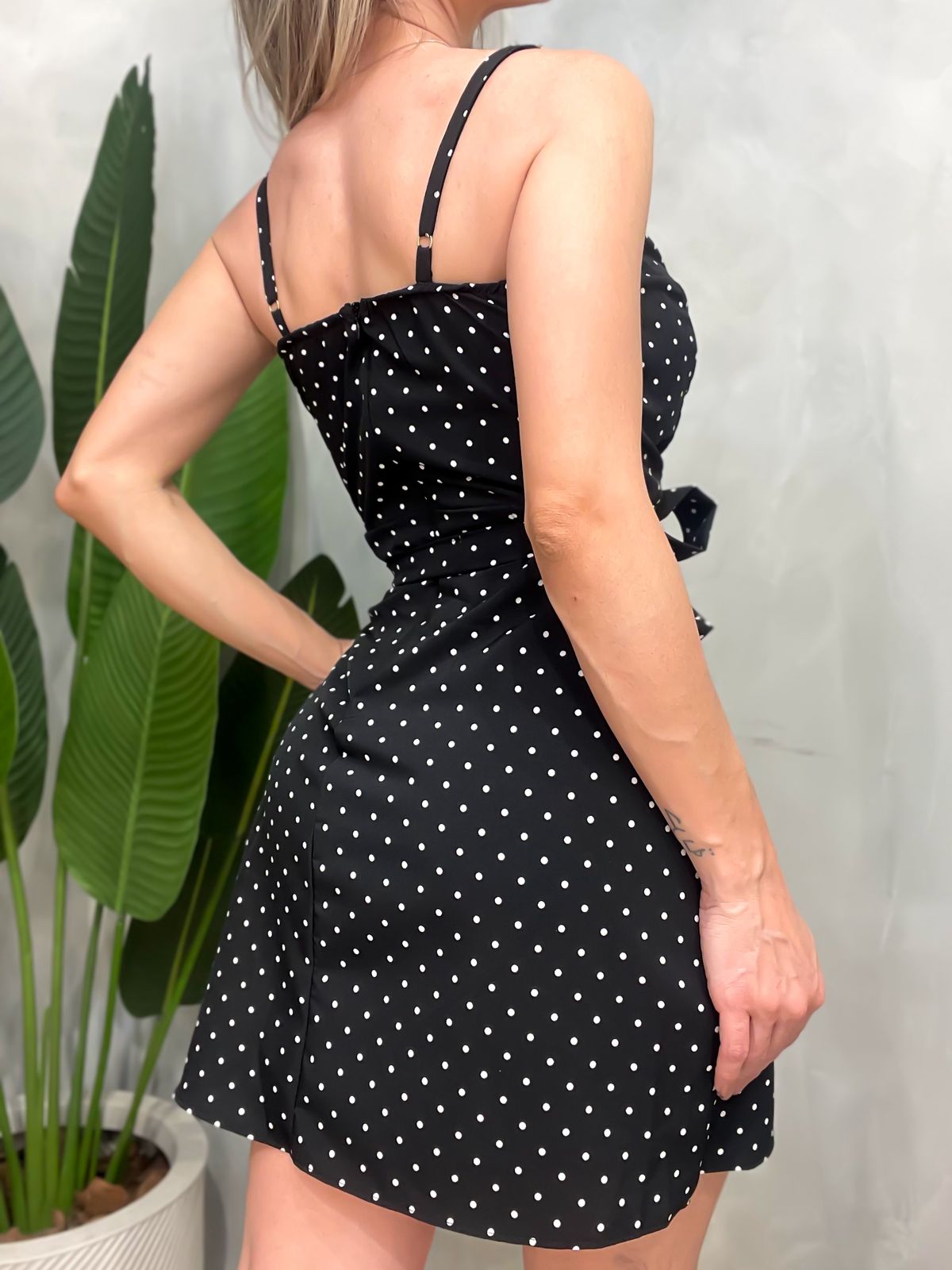 Macaquinho Vestido de Alça Transpassado com Estampa Poá Abigail