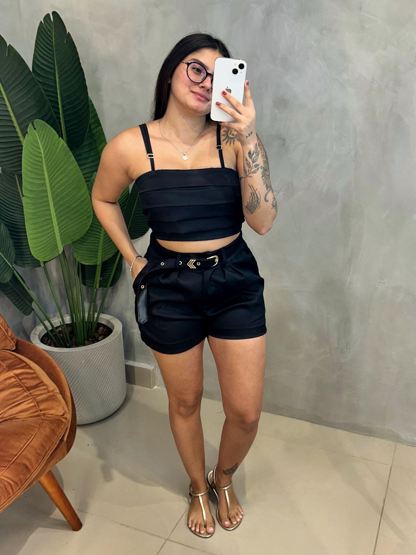 Conjunto em Alfaiataria Cropped de Alça e Shorts com Cinto
